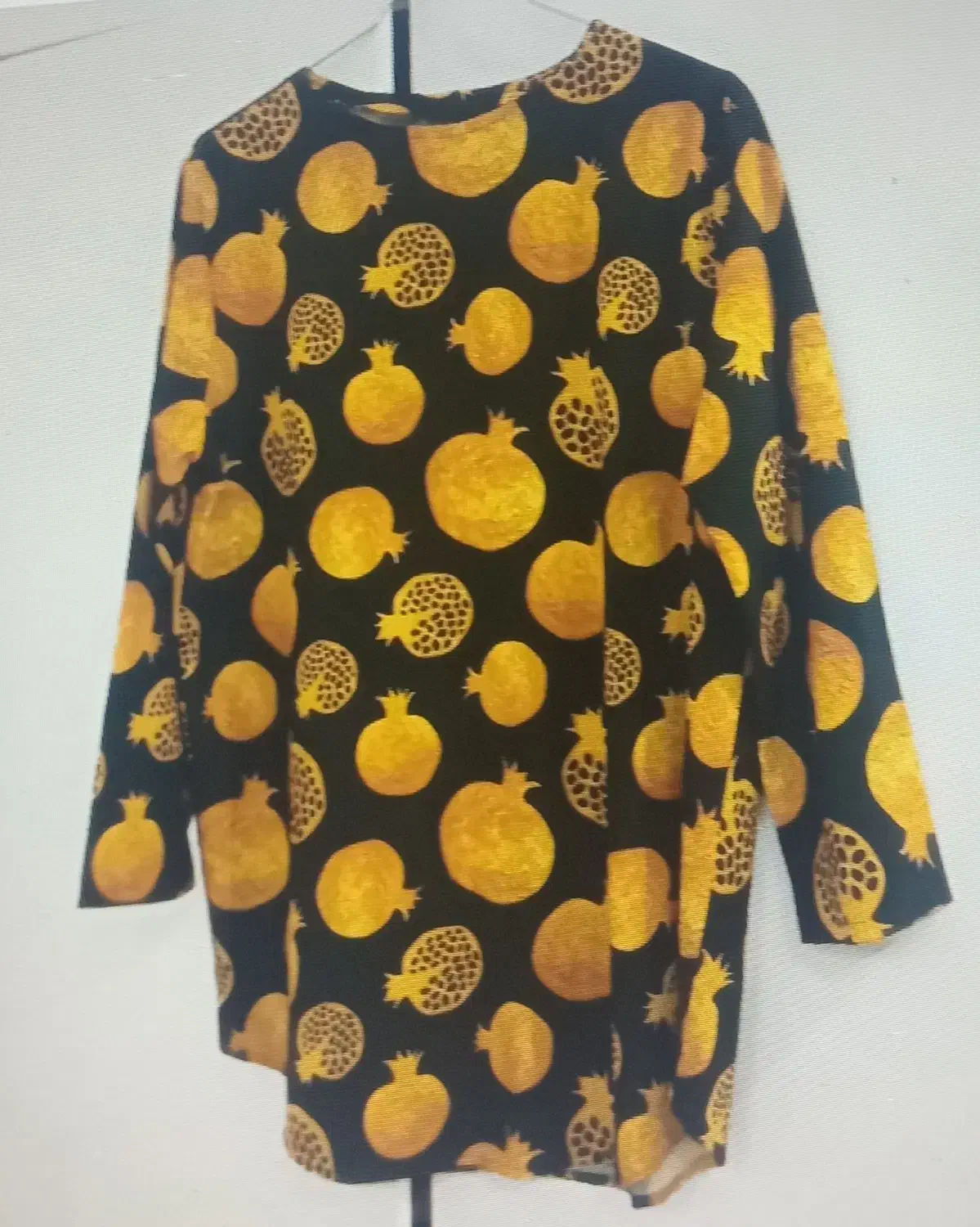 لباس یلدایی|لباس|رشت, باهنر|دیوار