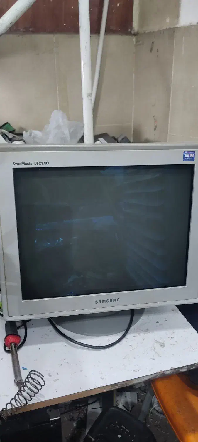 مانیتور سالم میباشد|قطعات و لوازم جانبی رایانه|فسا, |دیوار