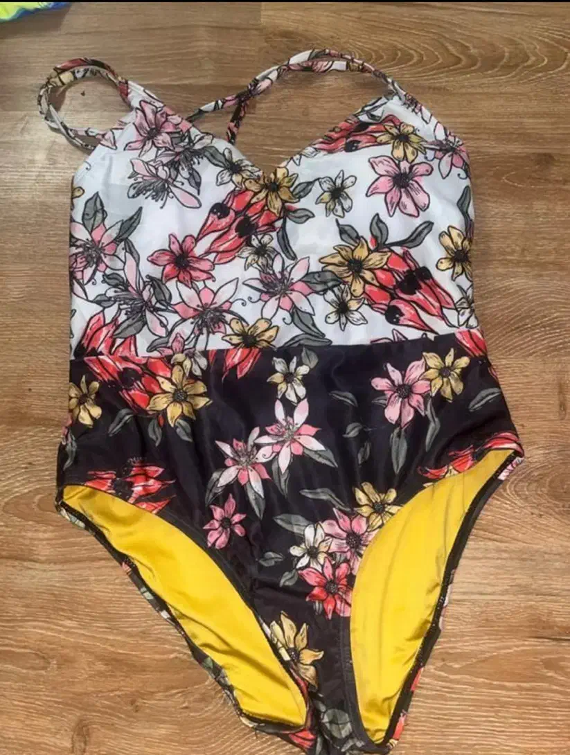 تعدادی مایو‌زنانه و‌بچگانه نو|غواصی و ورزش‌های آبی|شیراز, باغ تخت|دیوار