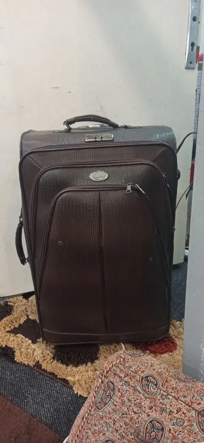 چمدان بزرگ|کیف، کفش، کمربند|قم, نیروگاه|دیوار