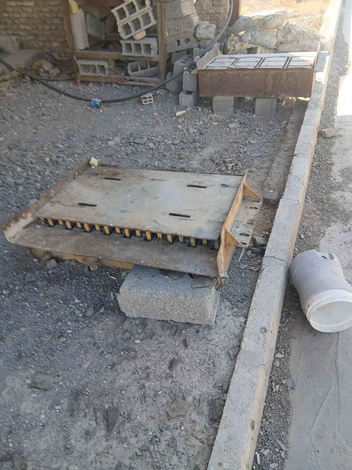 بلوک زن با فرقان|ماشین‌آلات صنعتی|لالجین, |دیوار