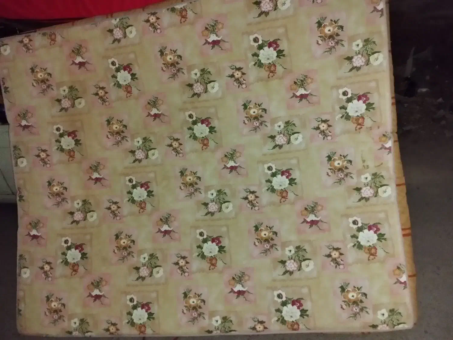 تشک سفید طبی تشک زرد ساده میباشد|تشک تختخواب|اردبیل, |دیوار