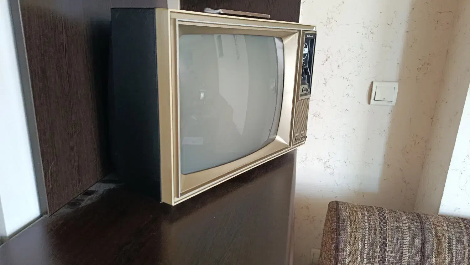 تلویزیون قدیمی ناسیونال|تلویزیون و پروژکتور|صدرا-فارس, فاز ۱|دیوار