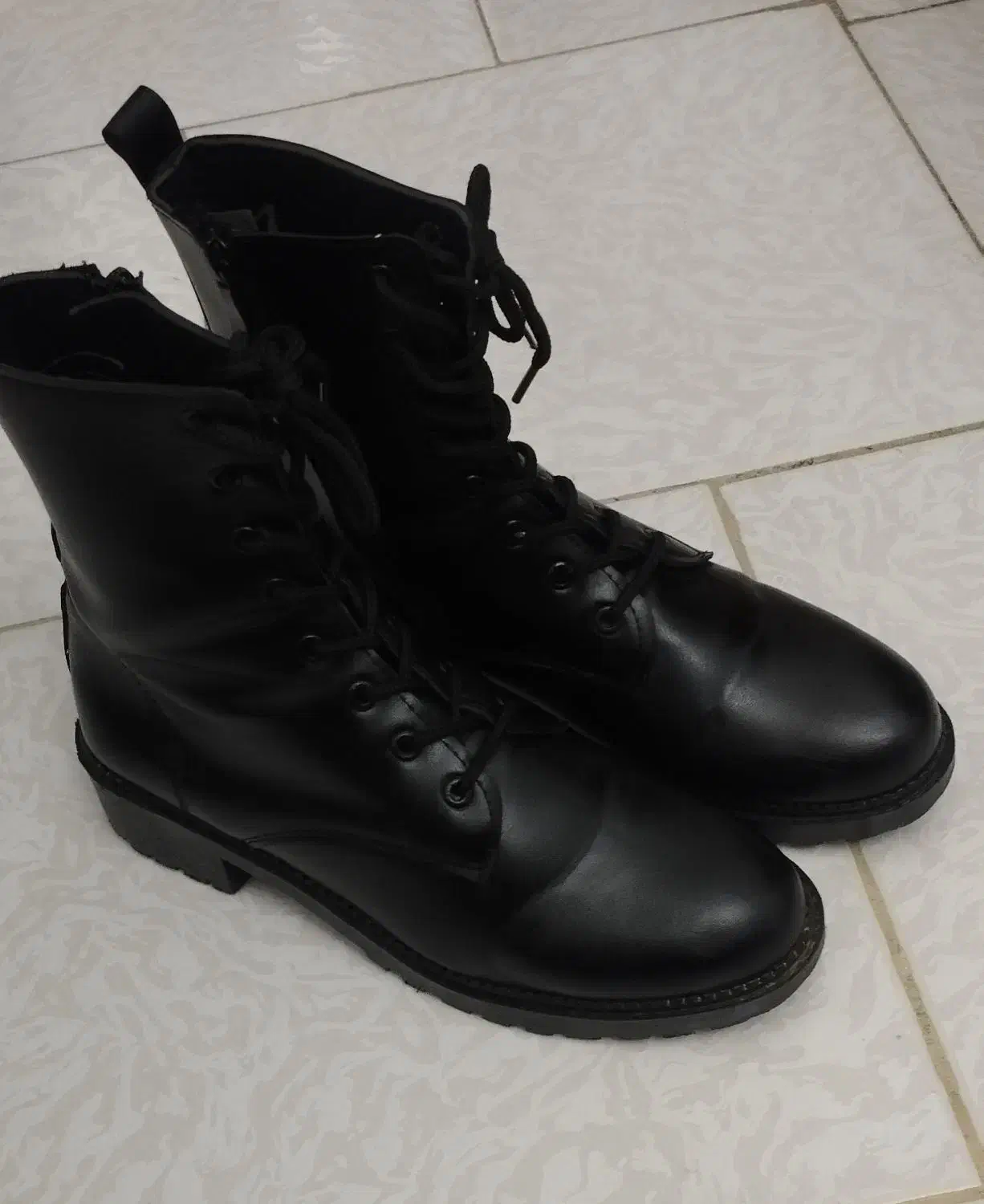 پوتین سالم|کیف، کفش، کمربند|رشت, چمارسرا|دیوار