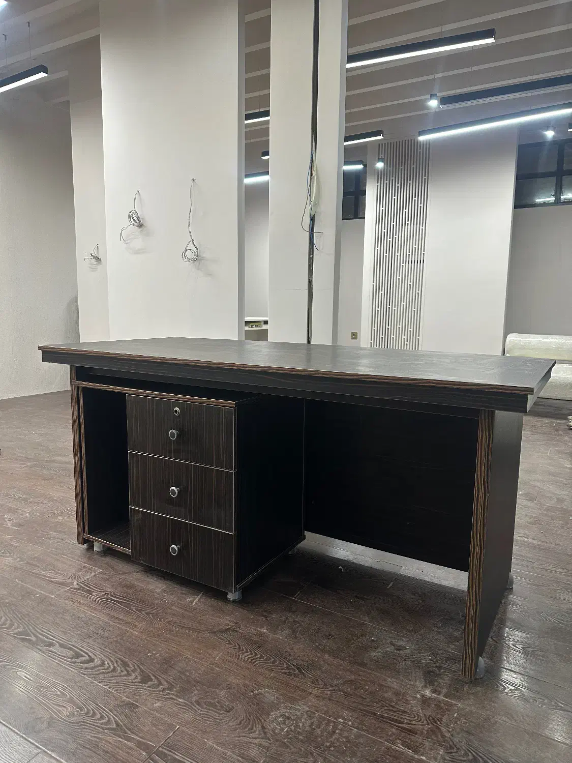 میز مدیریت اداری همراه با کمد|مبلمان اداری|بابلسر, |دیوار