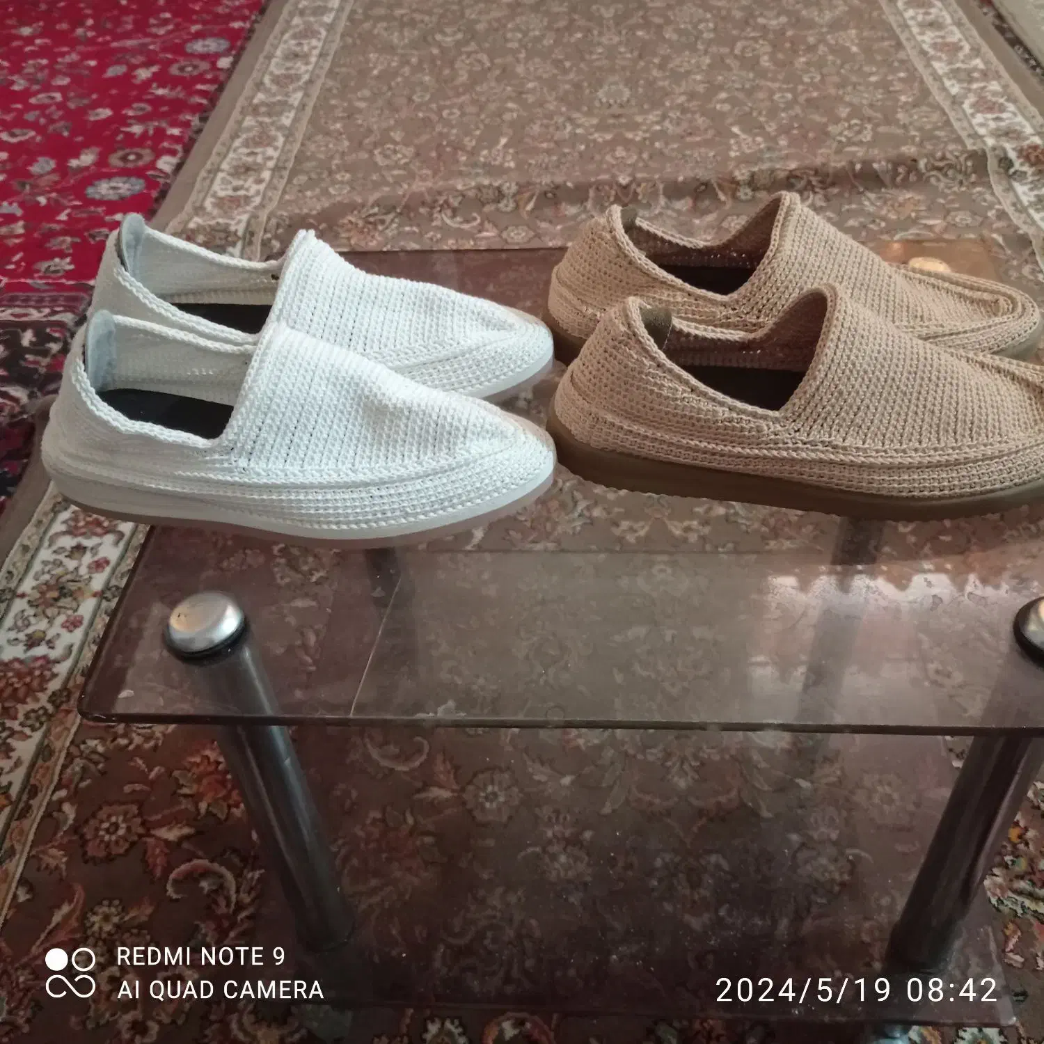 دوجفت گیوه سفید شماره ۴۱و گیوه قهوه ای شماره ۴۲.|کیف، کفش، کمربند|خاش, |دیوار