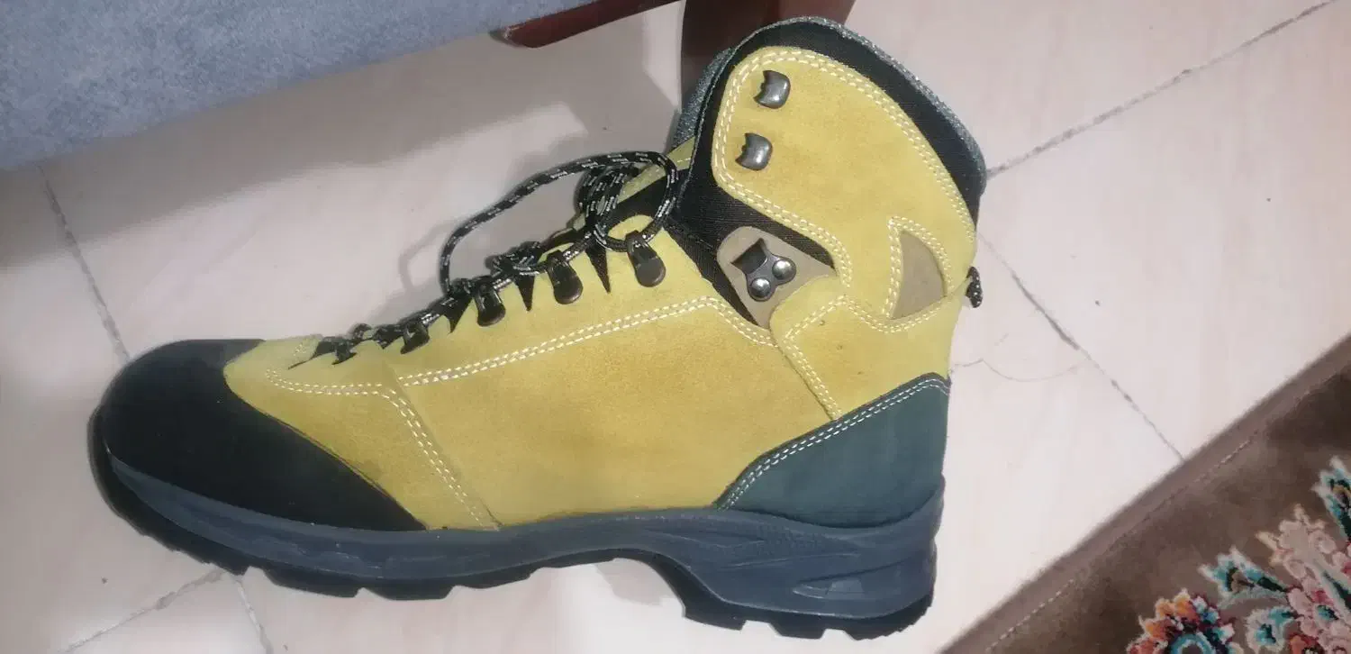 کتونی اصلی|کیف، کفش، کمربند|ری, شهادت|دیوار