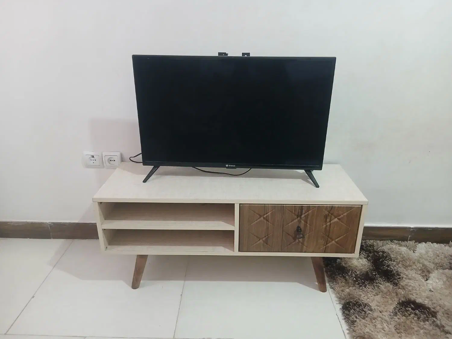 میز و تلویزیون ۳۲ اینچ اسنوا|تلویزیون و پروژکتور|رشت, کوی جام جم|دیوار