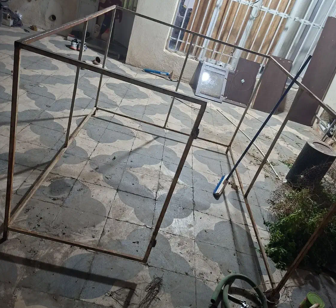 قفس اهنی درب دار بزرگ|لوازم جانبی حیوانات|شیراز, شیشه‌گری|دیوار