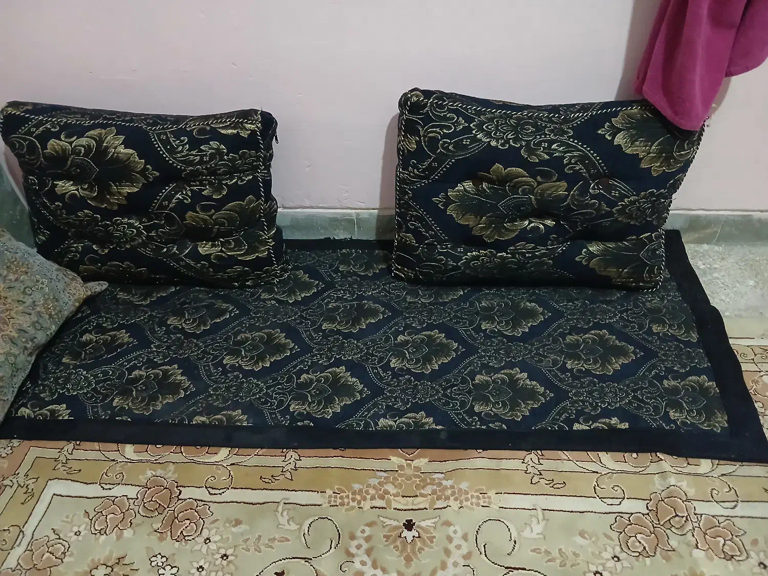 دو عدد پشتی کمری و زیر اندازش|رختخواب، بالش، پتو|شیراز, شهرک مهدی‌آباد|دیوار
