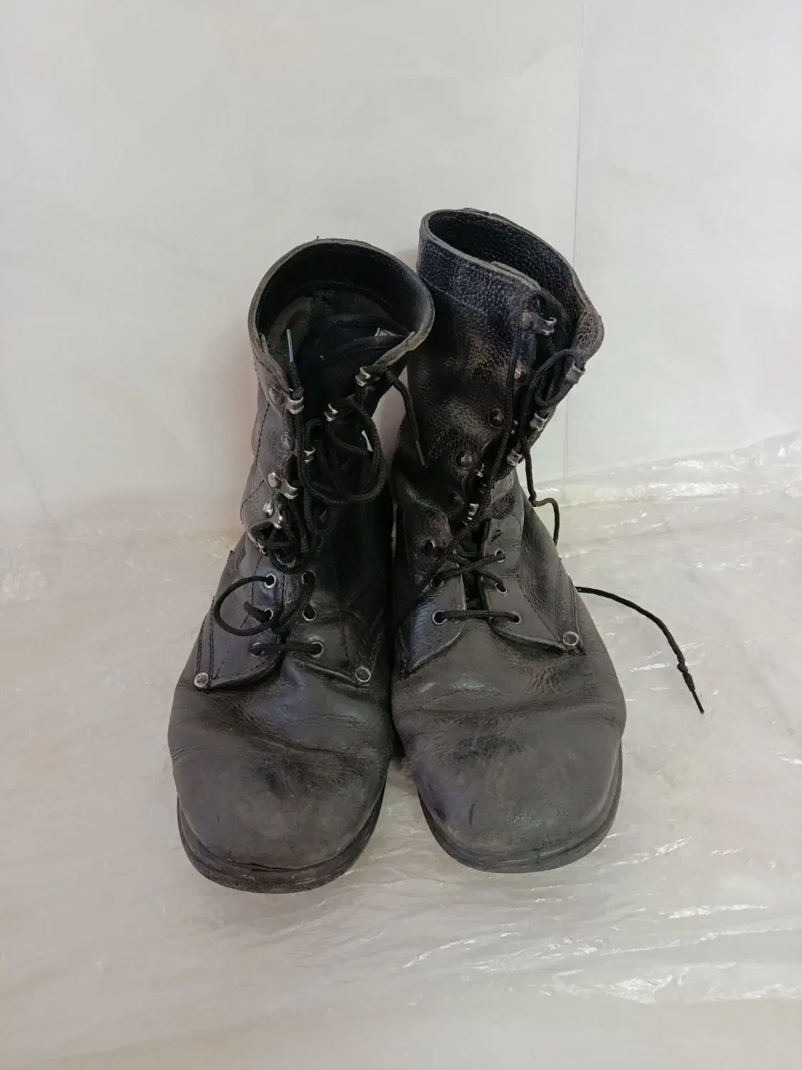 پوتین سربازی|کیف، کفش، کمربند|نیشابور, گنبد سبز|دیوار