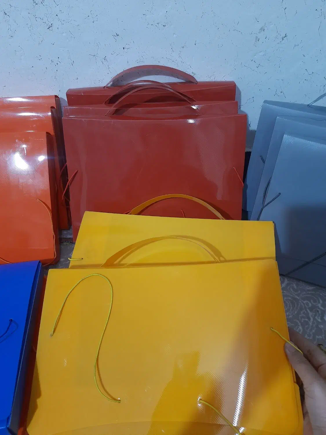 پوشه کشدار دسته دار/زونکن/دفتر فنری/سالم تمیز/حراج|لوازم التحریر|شیراز, دروازه اصفهان|دیوار