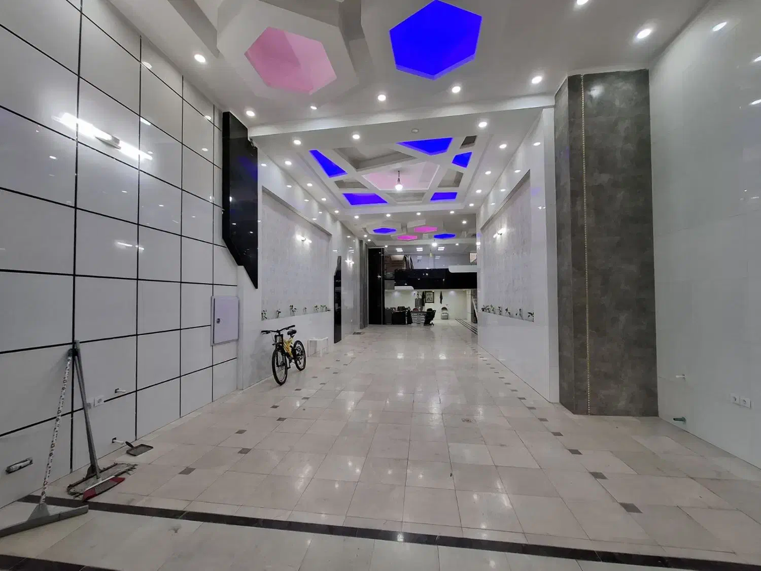 مغازه ۲۰۰ متر // بر اصلی زیبا شهر|اجارهٔ مغازه و غرفه|قرچک, زیبا شهر|دیوار