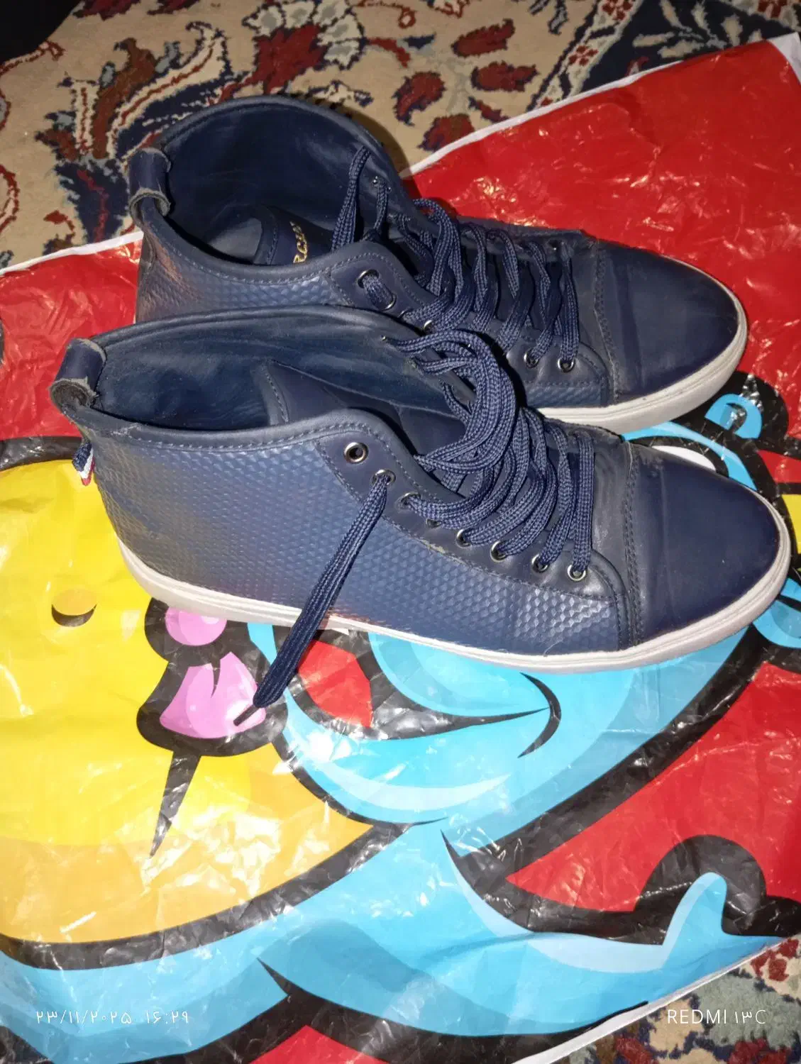 کفش .نیم ساق .|کیف، کفش، کمربند|قائن, |دیوار