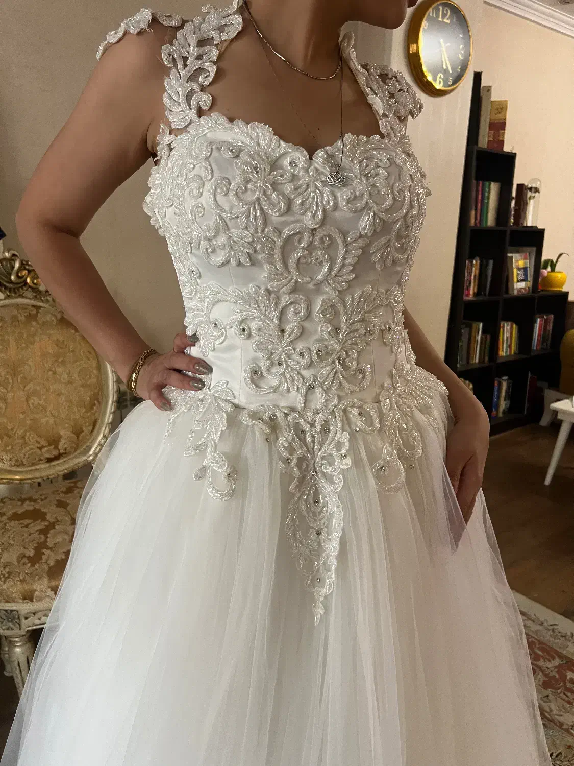 فروش ۴ عدد لباس عروس بسیار زیبا متن و کامل بخونید|لباس|تهران, سازمان آب|دیوار