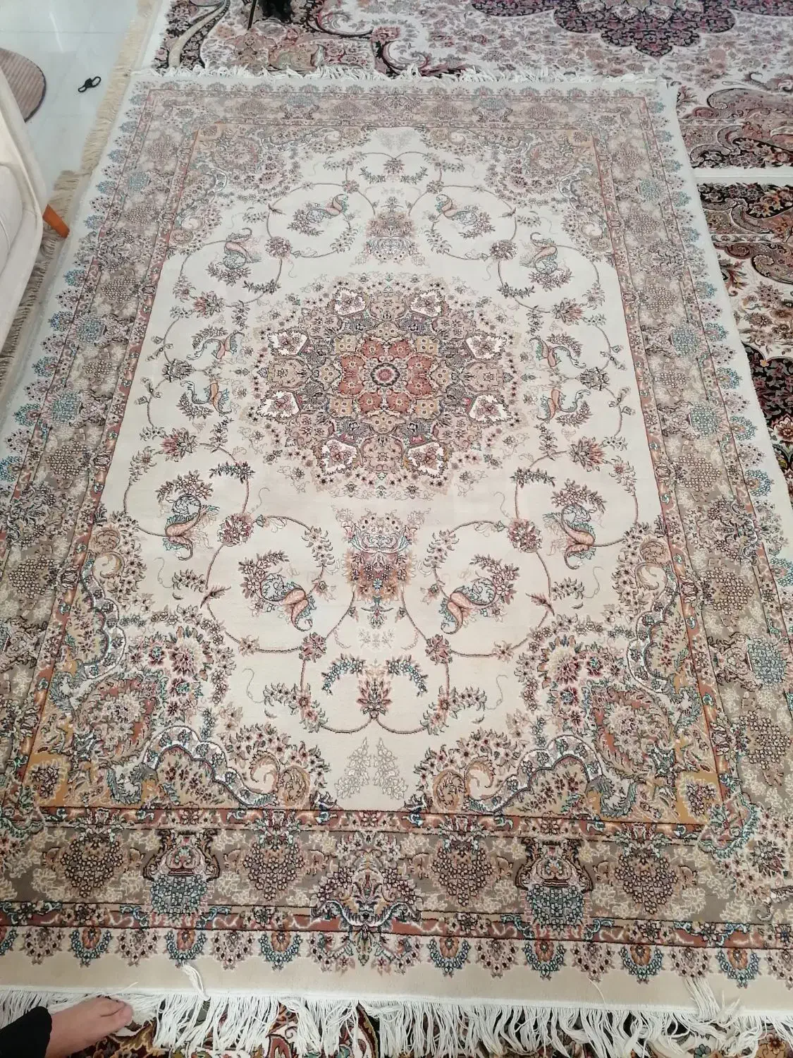 یک عدد فرش 6 متری تک زمینه کرم مفت مفت|فرش|نیشابور, شهرک بهداری|دیوار