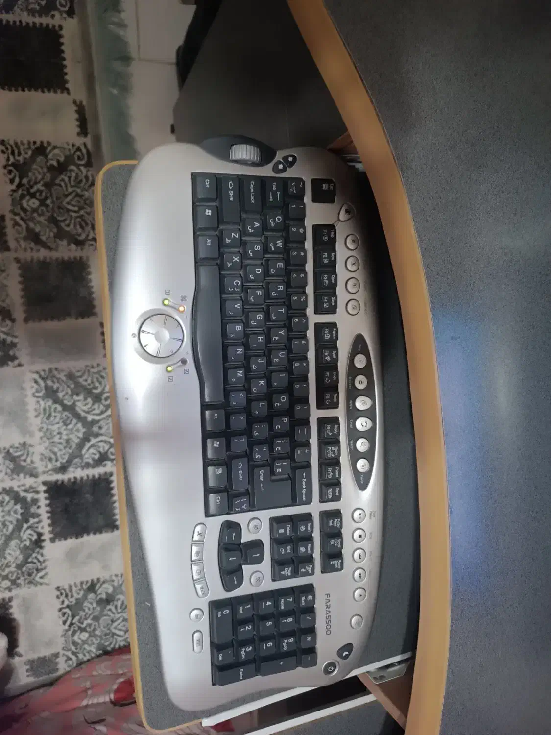 کامپیوتر به صورت کامل و میز|رایانه رومیزی|قزوین, |دیوار