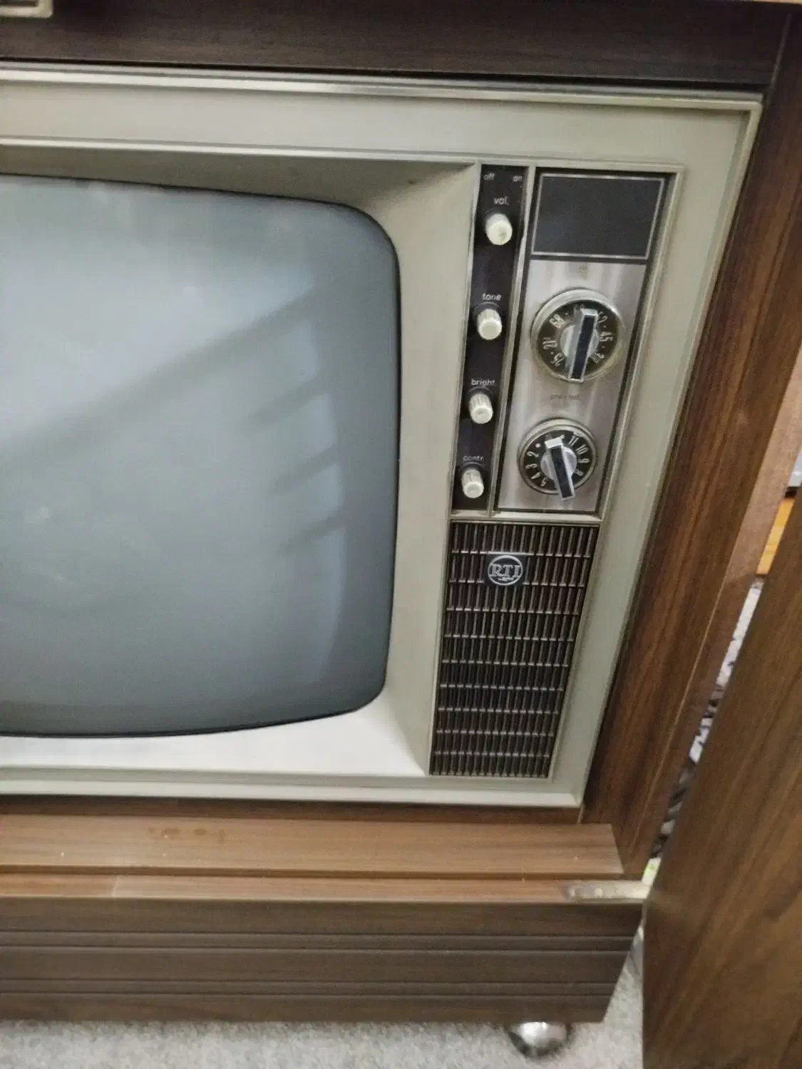 تلوزیون|کلکسیون اشیاء عتیقه|مشکین‌دشت, |دیوار