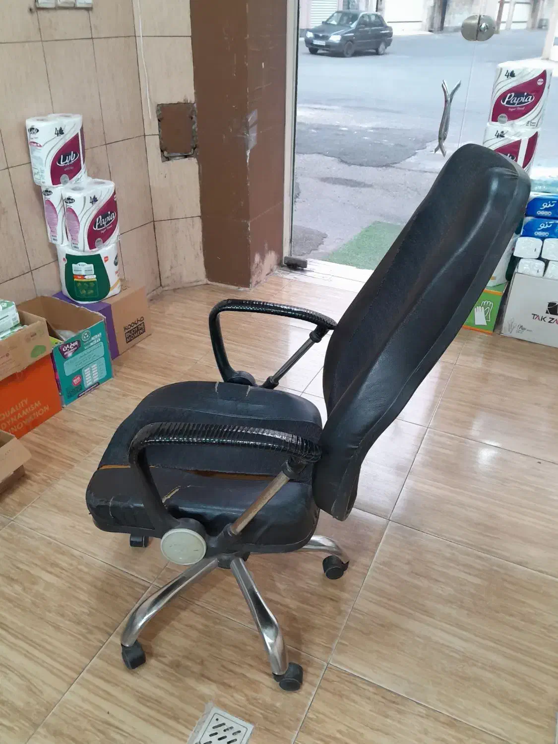 صندلی چرخدار|صندلی و نیمکت|رشت, نیکمرام|دیوار