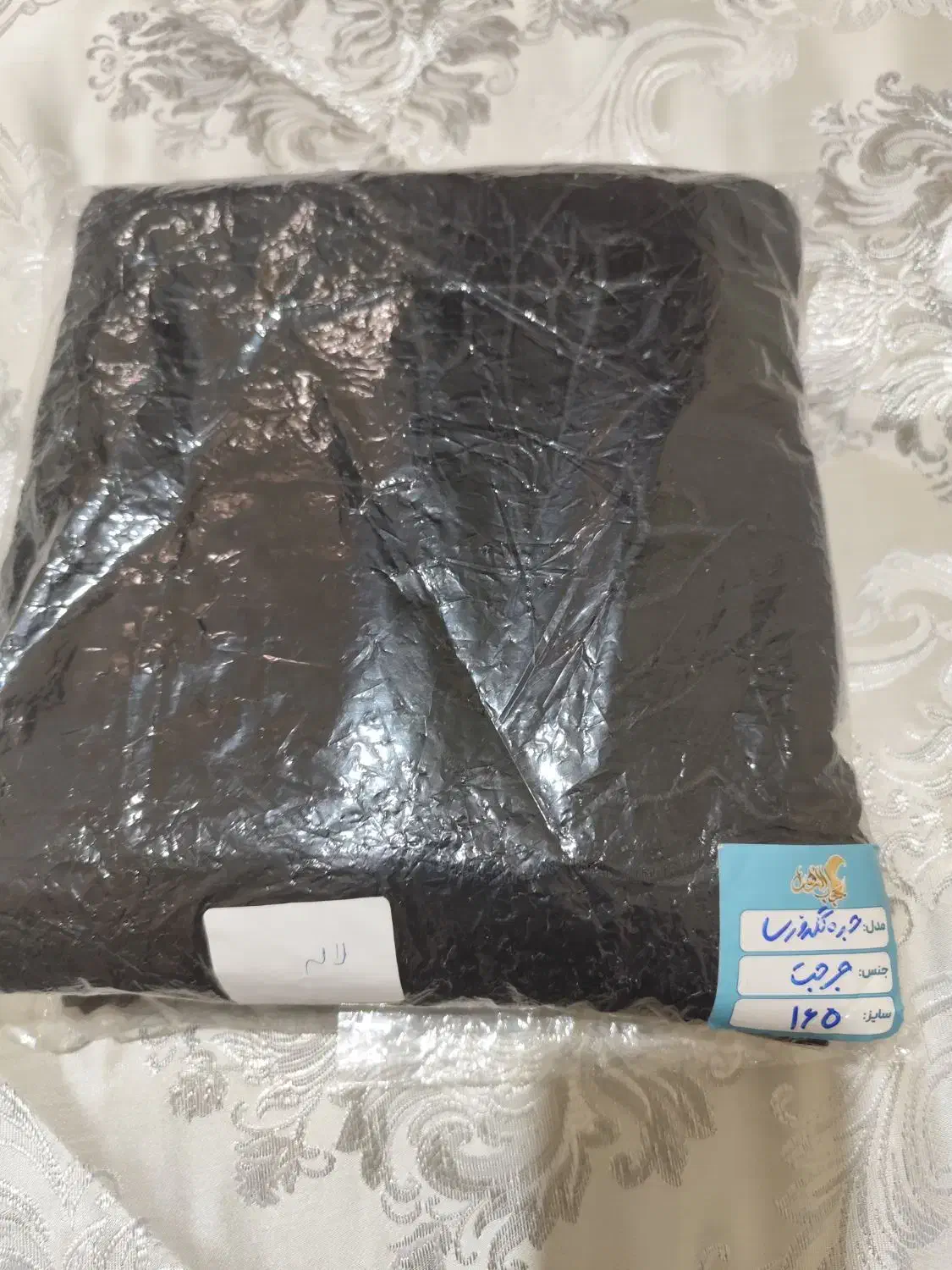 چادر جده یا عبایی گلدوزی شده|لباس|اصفهان, ارغوانیه|دیوار