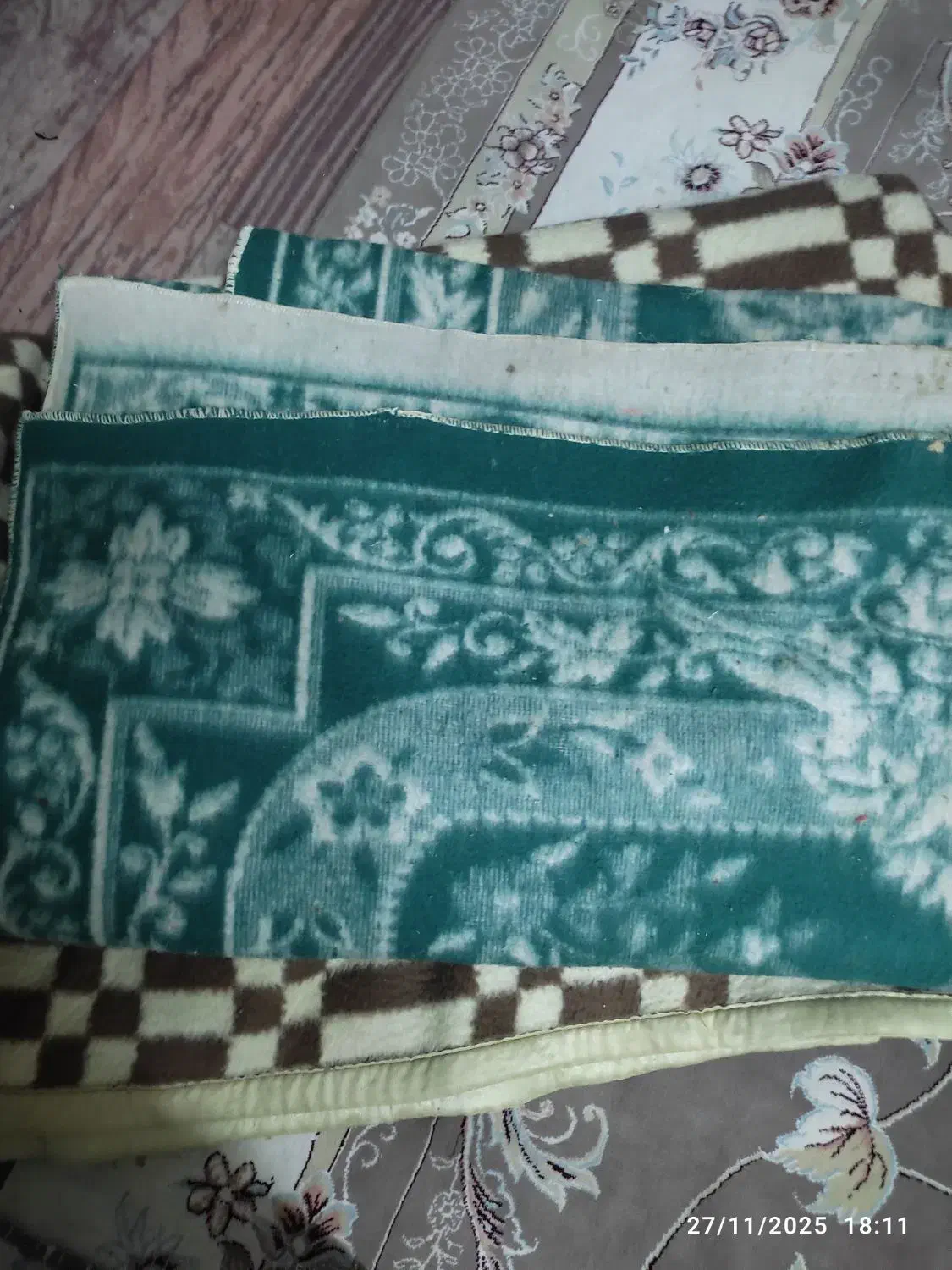 تعدادزیادی پتو ضخیم وسالم بارنگ بندی متنوع|رختخواب، بالش، پتو|قم, پامنار|دیوار