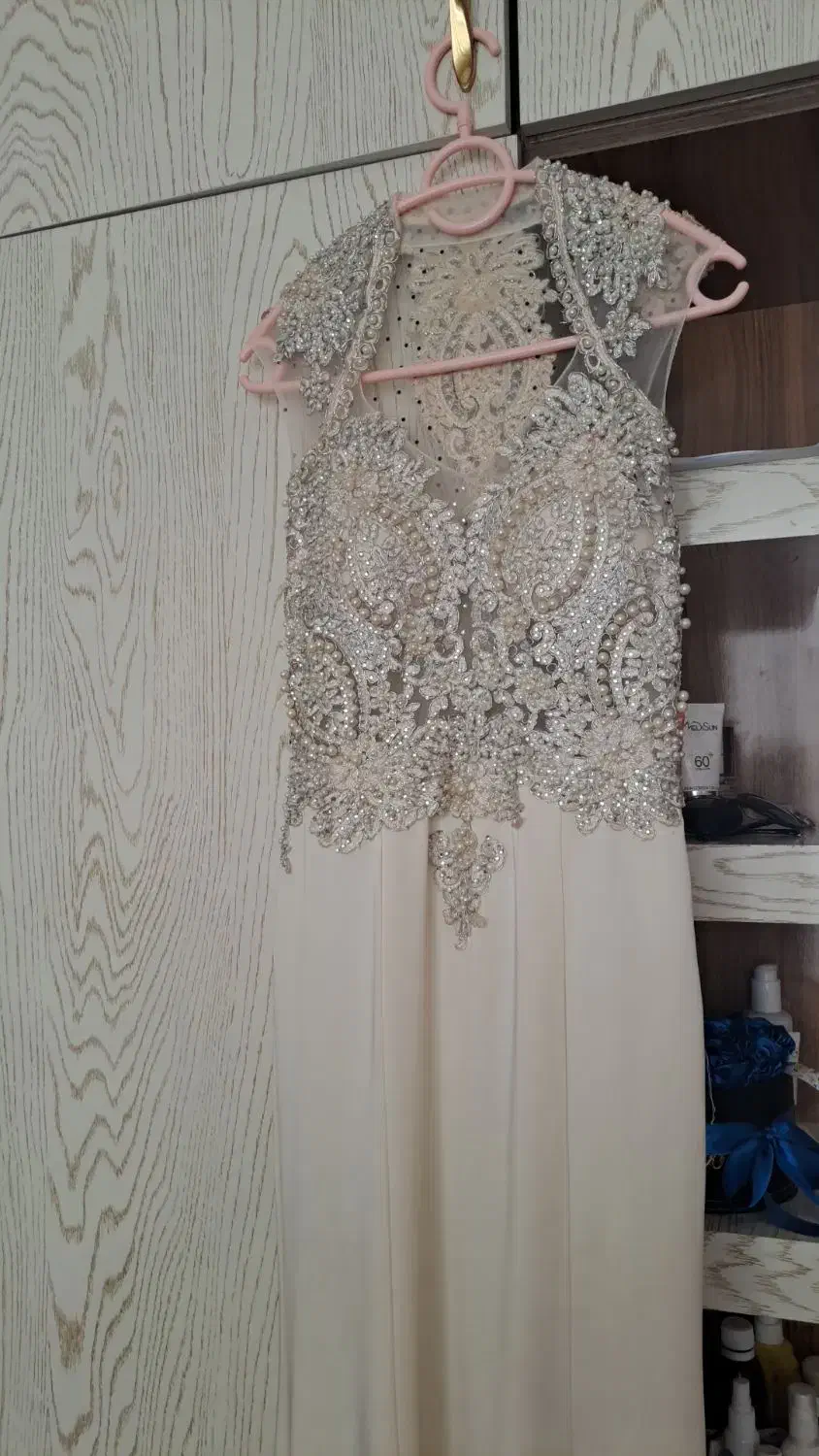 پیراهن سفید|لباس|شاندیز, |دیوار