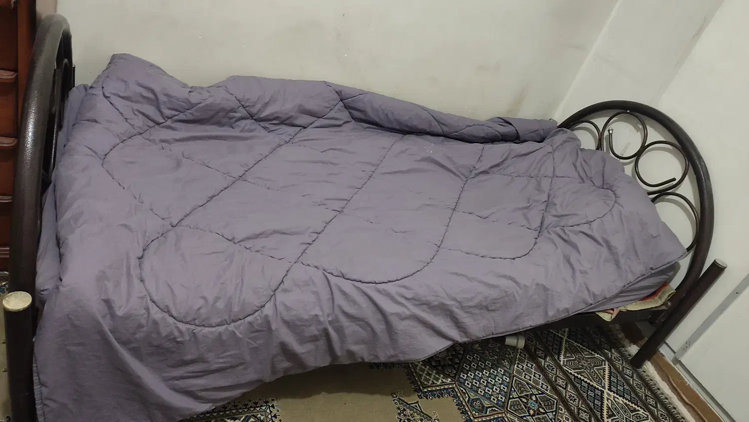 یک تخت یکنفره چوبی و یک تخت یکنفره فرفورژه|تخت و سرویس خواب|شیراز, شهرک گلستان|دیوار