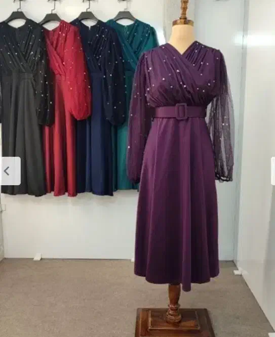 تعدادی لباس تک داخل مغازه|لباس|آباده, |دیوار