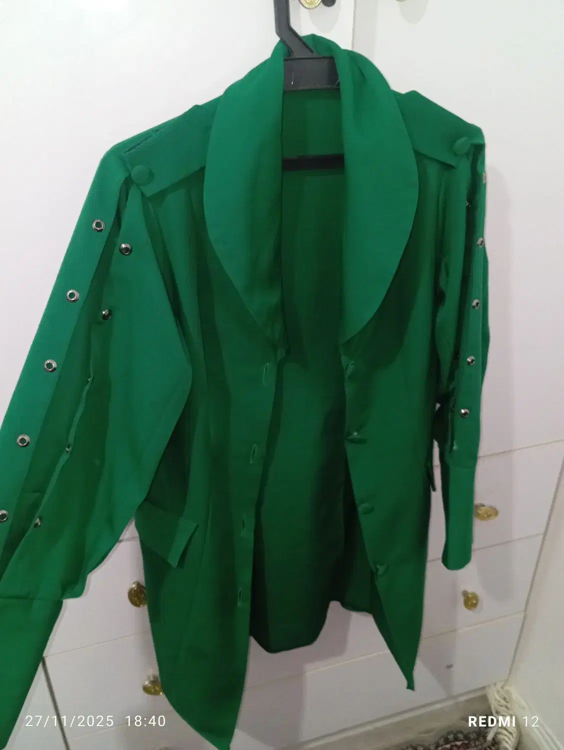 تعدادی مانتو|لباس|نیشابور, گنبد سبز|دیوار