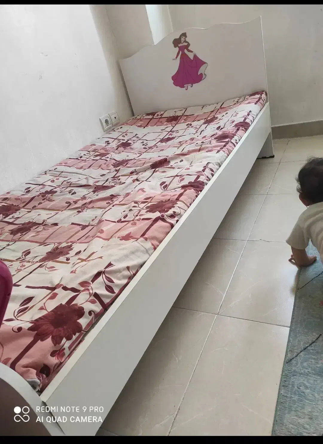 تخت و کمد|تخت و صندلی بچه|خمینیشهر, |دیوار