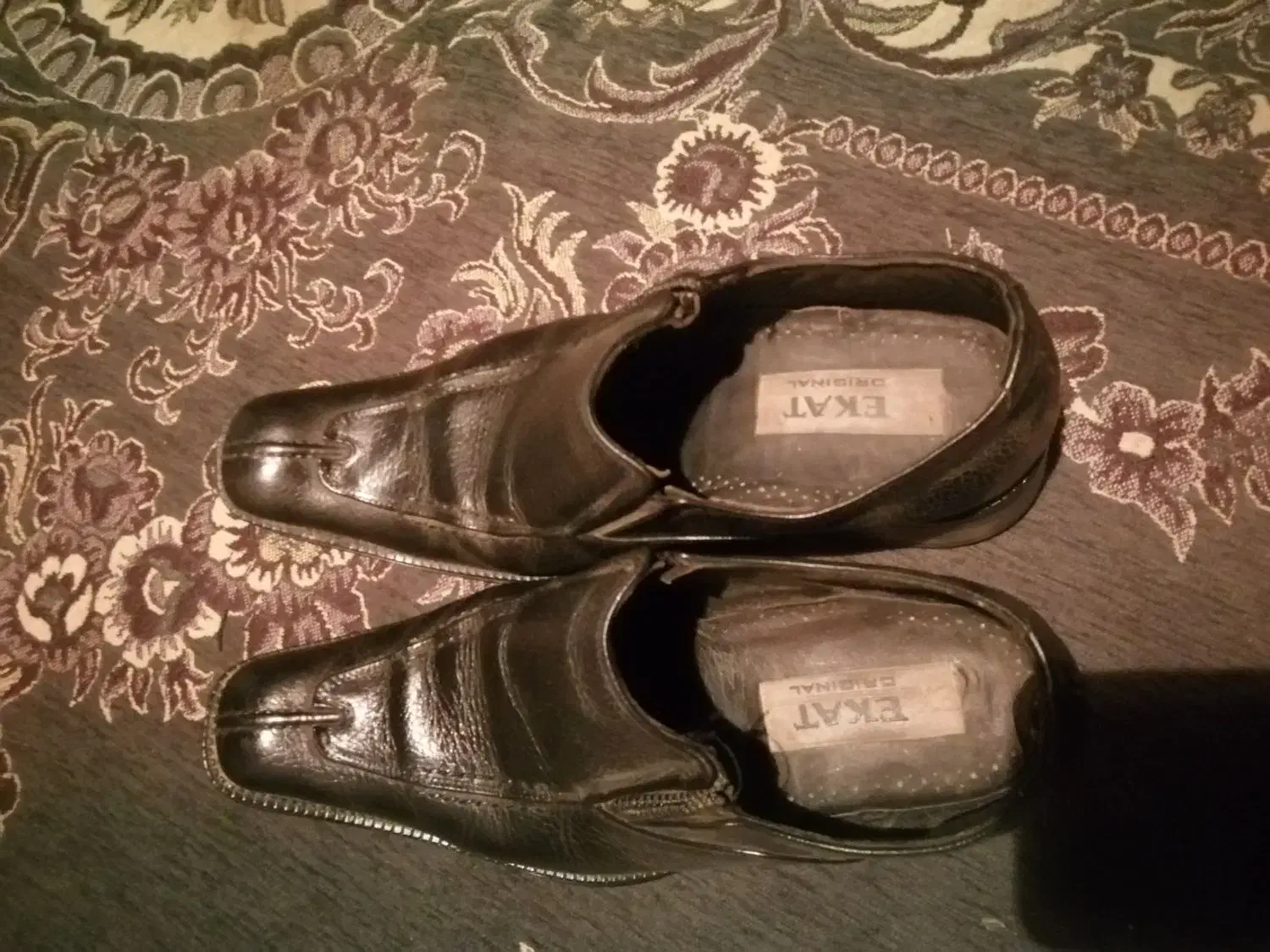 کفش ورنی|کیف، کفش، کمربند|رشت, استقامت ۱|دیوار