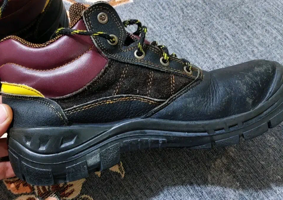 کفش ایمنی|کیف، کفش، کمربند|دورود, |دیوار