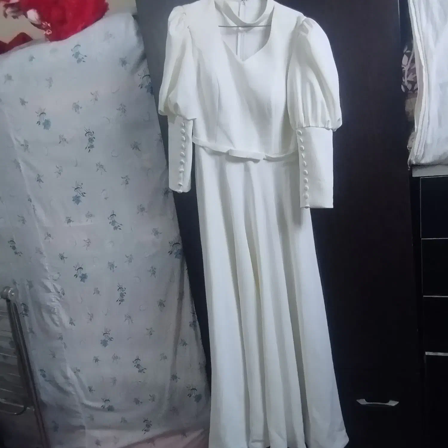 لباس مجلسی|لباس|رباط‌کریم, رباط‌کریم|دیوار