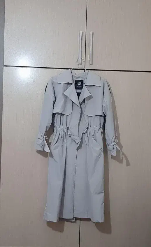 پالتو یا بارونی|لباس|فولادشهر, A6|دیوار