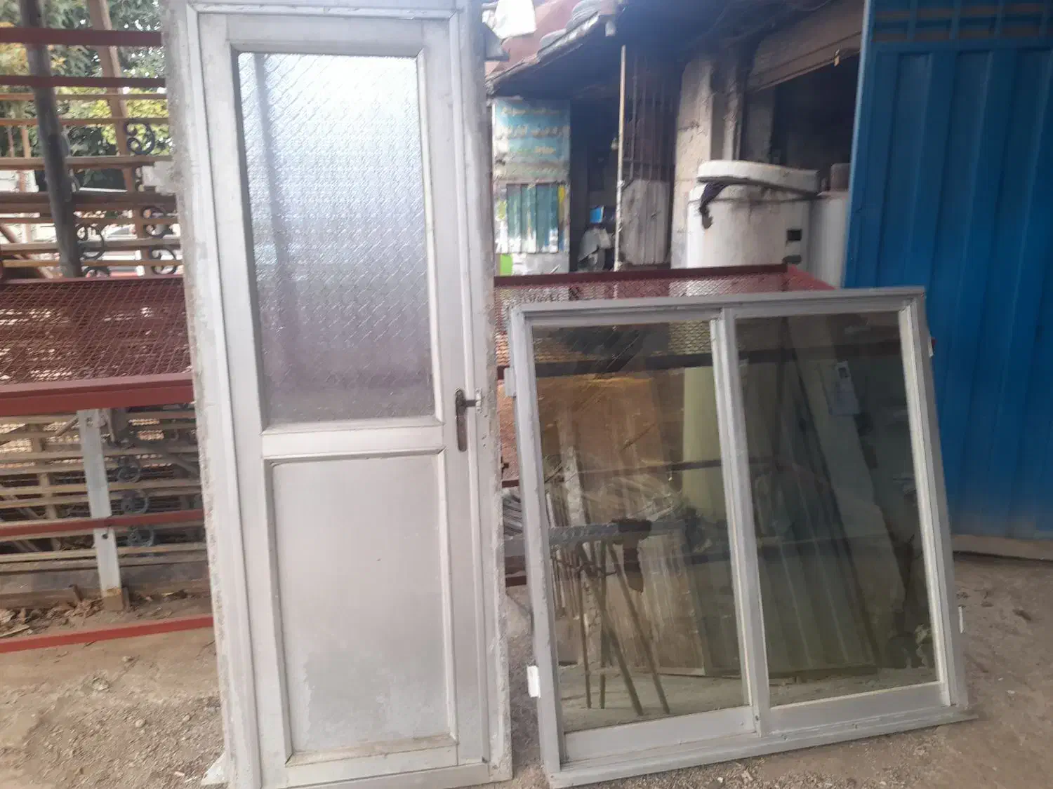 درب سرویس و یک عدد پنجره الومینیوم نقره ای|مصالح و تجهیزات ساختمان|گرگان, |دیوار