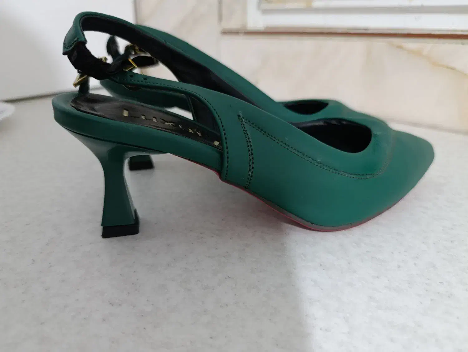 کفش مجلسی|کیف، کفش، کمربند|نطنز, |دیوار