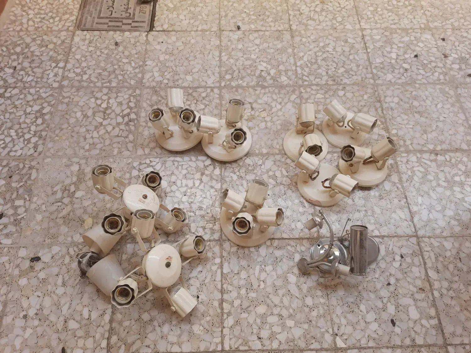 لامپ‌ سینی دار ۲ و۳ و۴ لامپه|ریسه و چراغ تزئینی|نجف‌آباد, شهدا|دیوار