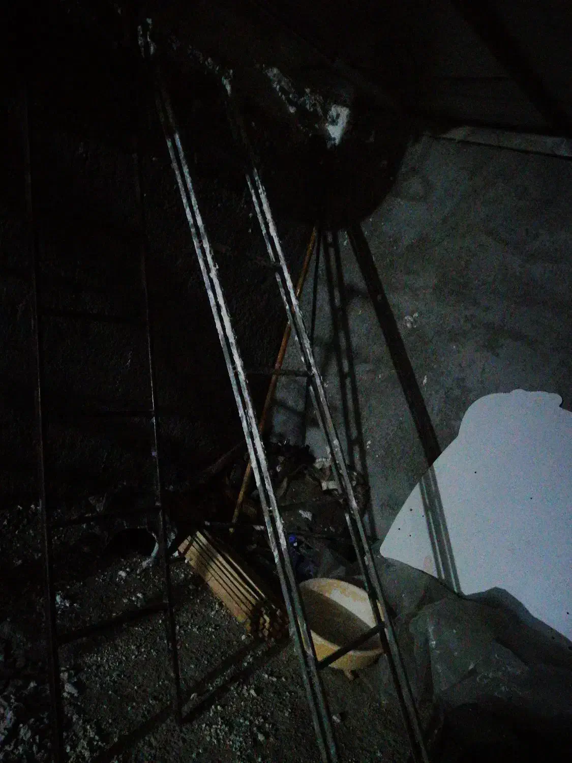 نردبان اهنی|ابزارآلات|شیراز, سینما سعدی|دیوار