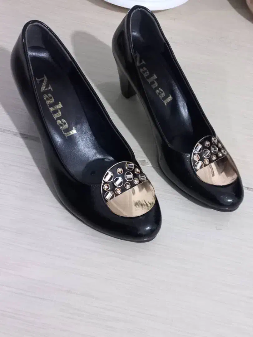 کفش|کیف، کفش، کمربند|گلوگاه بابل (گلیا), |دیوار