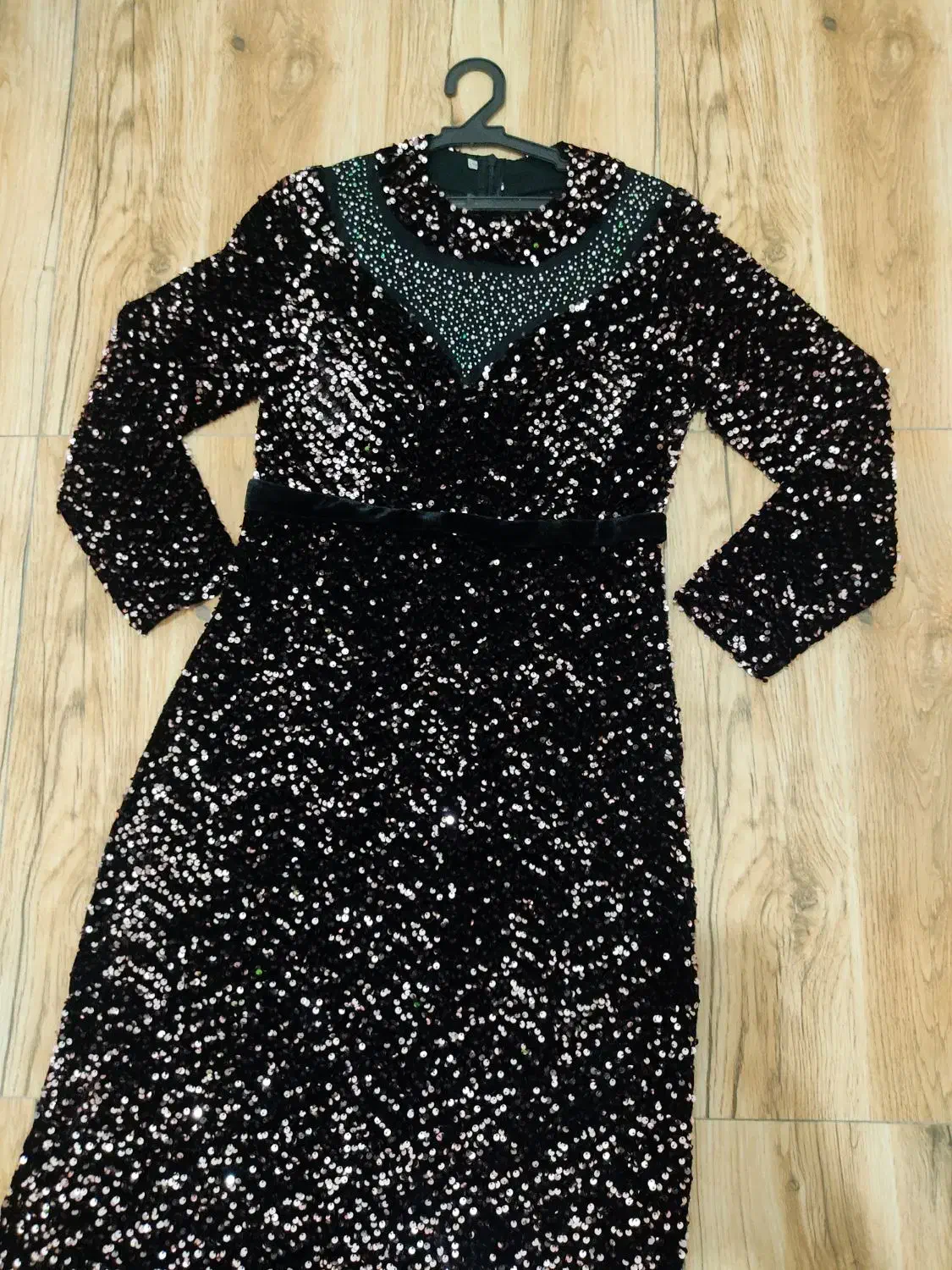 تعدادی لباس نو و مجلسی|لباس|میانه, |دیوار