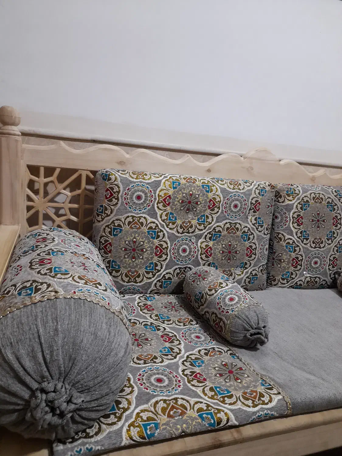 شاه نشین. پشتی. بالشت بزرگ و کوچک . تشک|مبلمان خانگی و میز عسلی|قم, علی آباد|دیوار