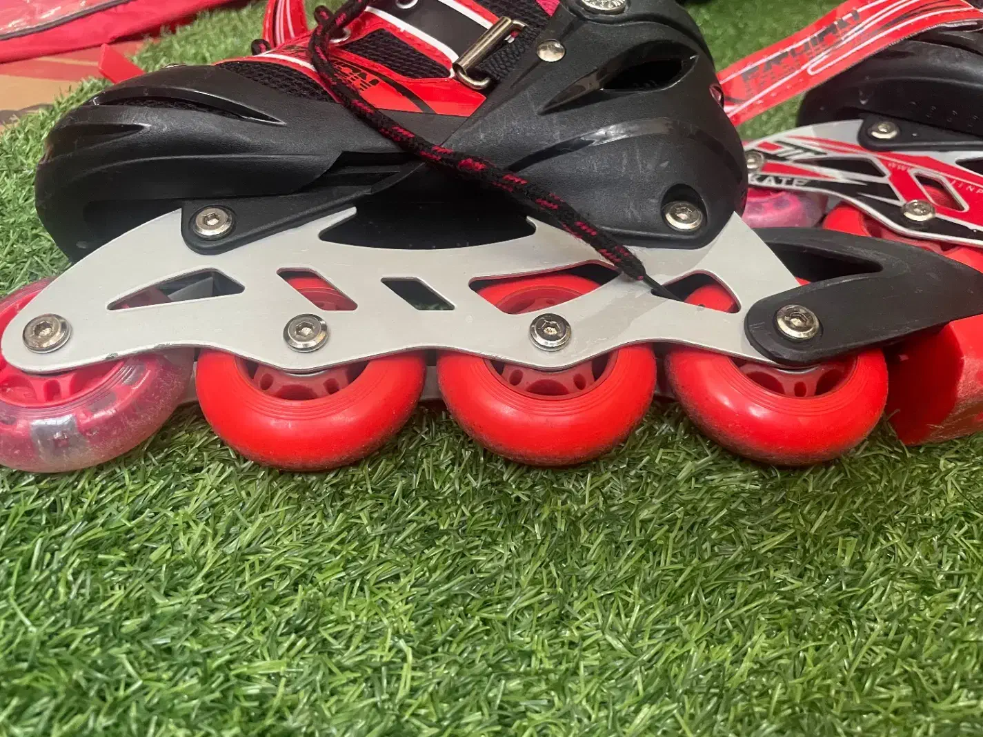 اسکیت قرمز مشکی|دوچرخه، اسکیت، اسکوتر|رشت, خمیران زاهدان|دیوار