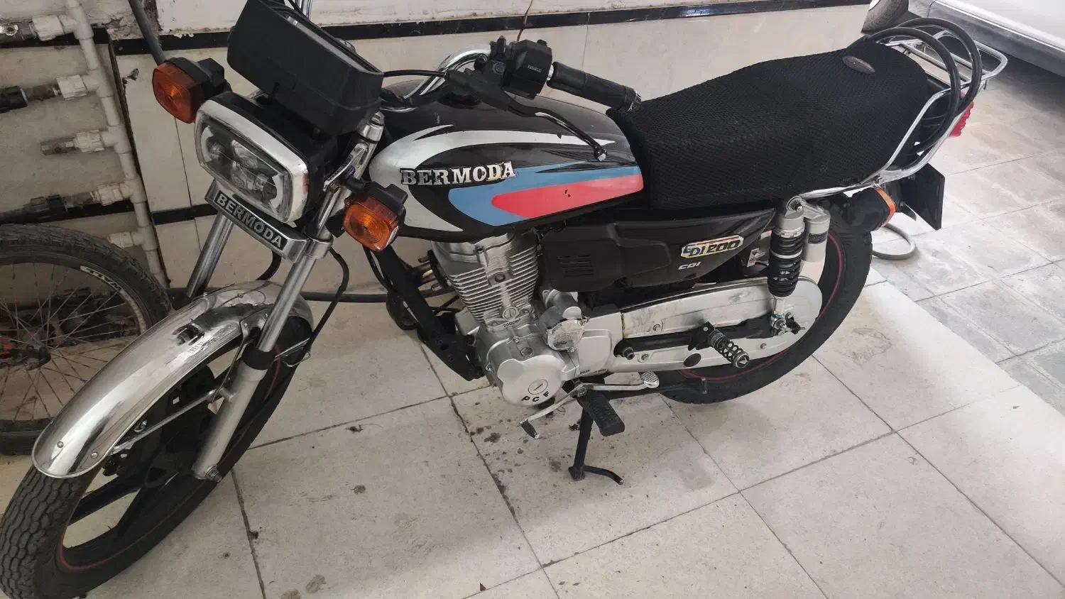 موتور 200 برمودا|موتورسیکلت|شیراز, کوشک میدان|دیوار