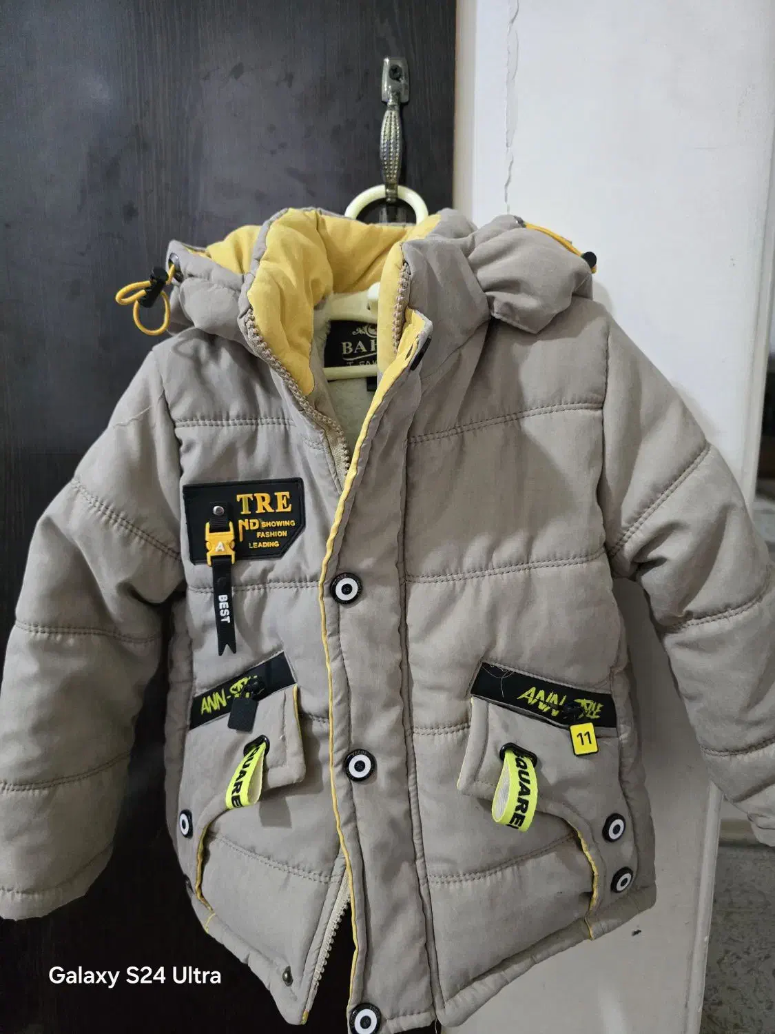 کاپشن نو|کفش و لباس بچه|قم, قلعه کامکار|دیوار