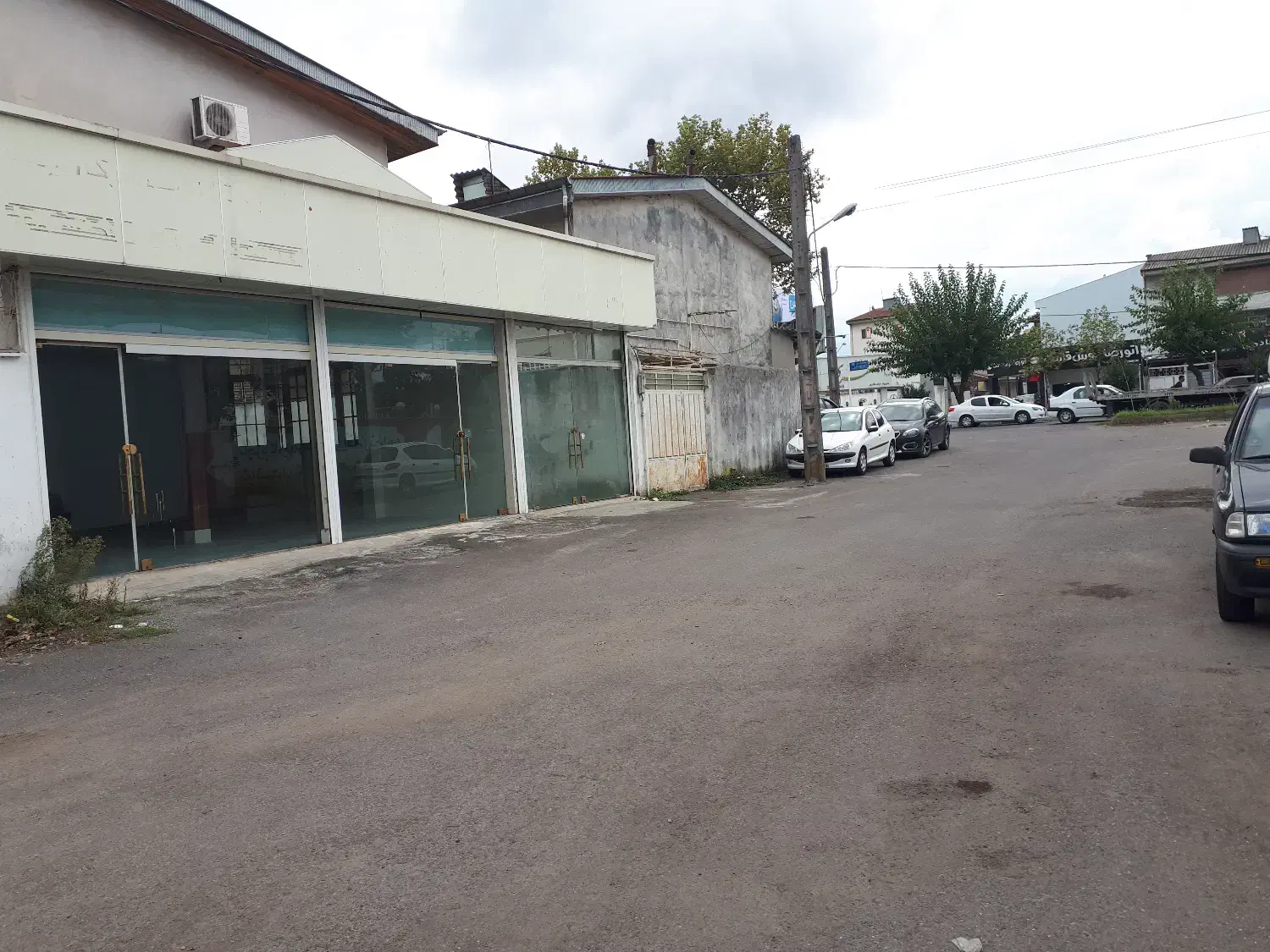 مغازه ۷۰ متری با دو درب و محوطه باز با درب مستقل|اجارهٔ مغازه و غرفه|رشت, کوی امام رضا|دیوار