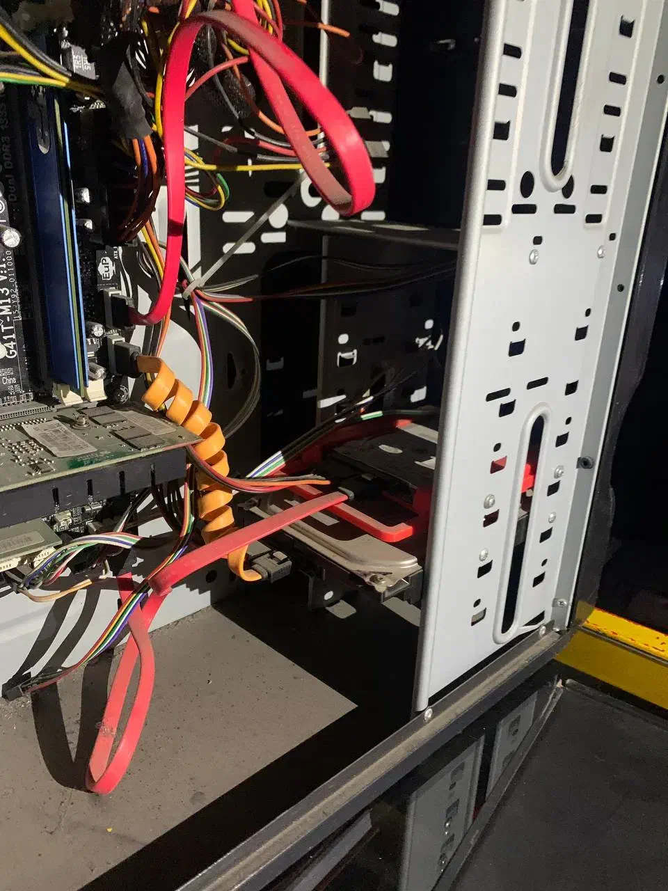 کیس کامپیوتر همراه با کیبورد|رایانه رومیزی|بومهن, |دیوار