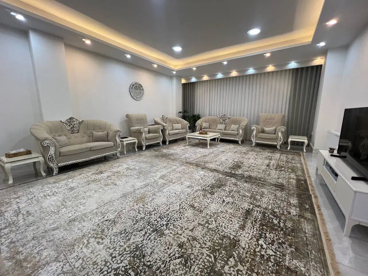 فروش مبل کلاسیک نو|مبلمان خانگی و میز عسلی|سقز, |دیوار