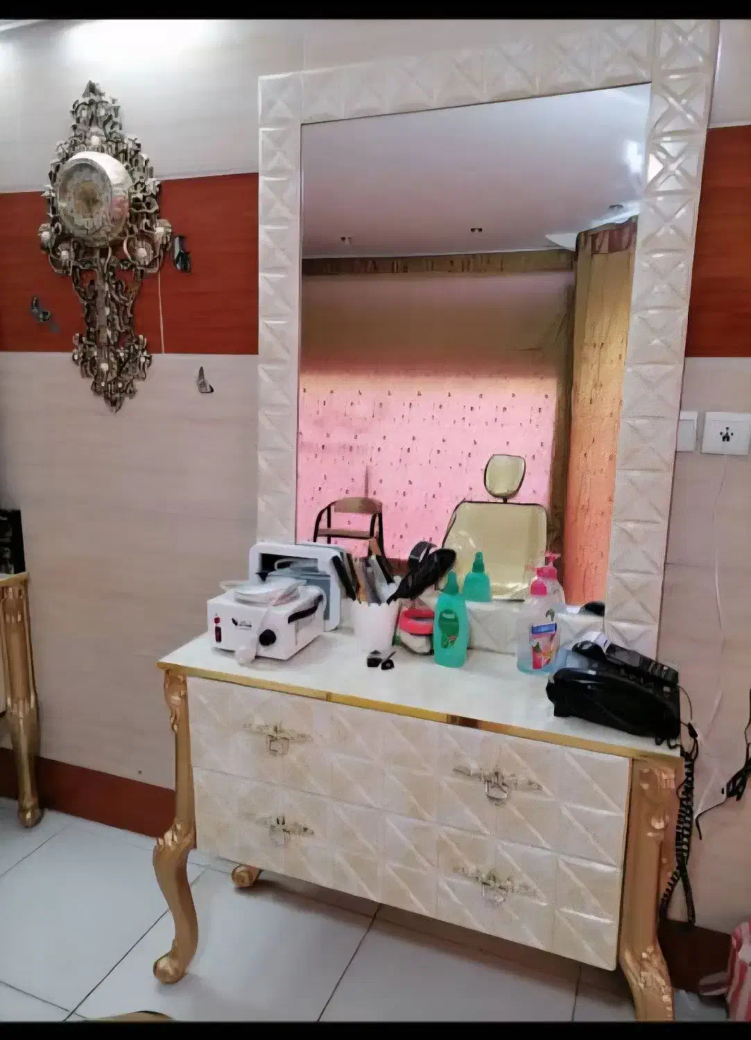 وسایل آرایشگاه و میز مدیریت|آرایشگاه و سالنهای زیبایی|سنندج, |دیوار