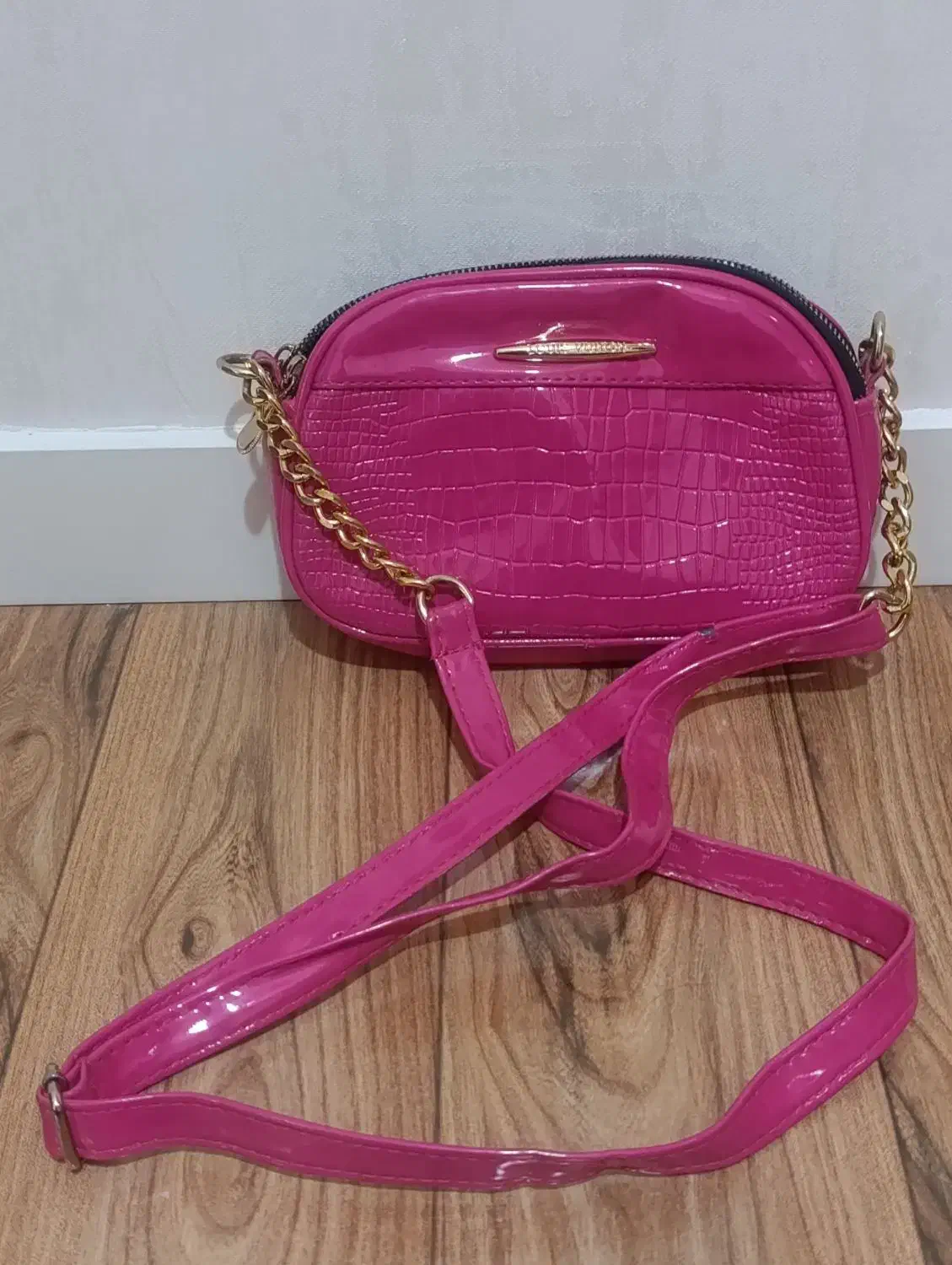 کیف ورنی|کیف، کفش، کمربند|میانه, |دیوار