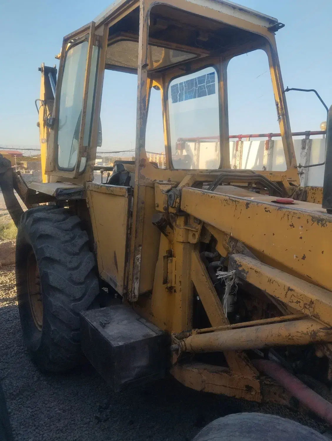 بیل بکهو مدل بسیار تمیز|خودرو سنگین|میانه, |دیوار